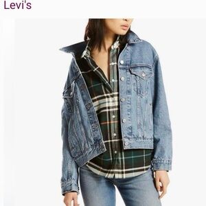 LEVI’S EX-BOYFRIEND OVERSIZED TRUCKER JEAN JACKET LIGHT WASH